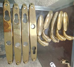 Tirador de puerta de Zamak y máquina de la galjanoplastia de las cerraduras PVD, chapado en oro del ZRN de los golpecitos del latón